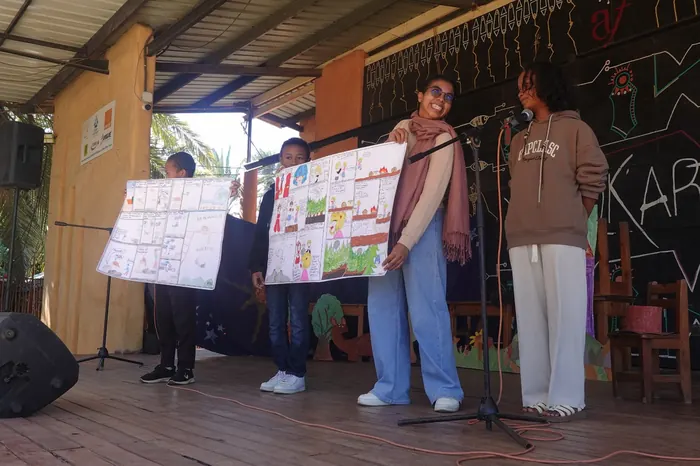 Présentation des planches sur scène